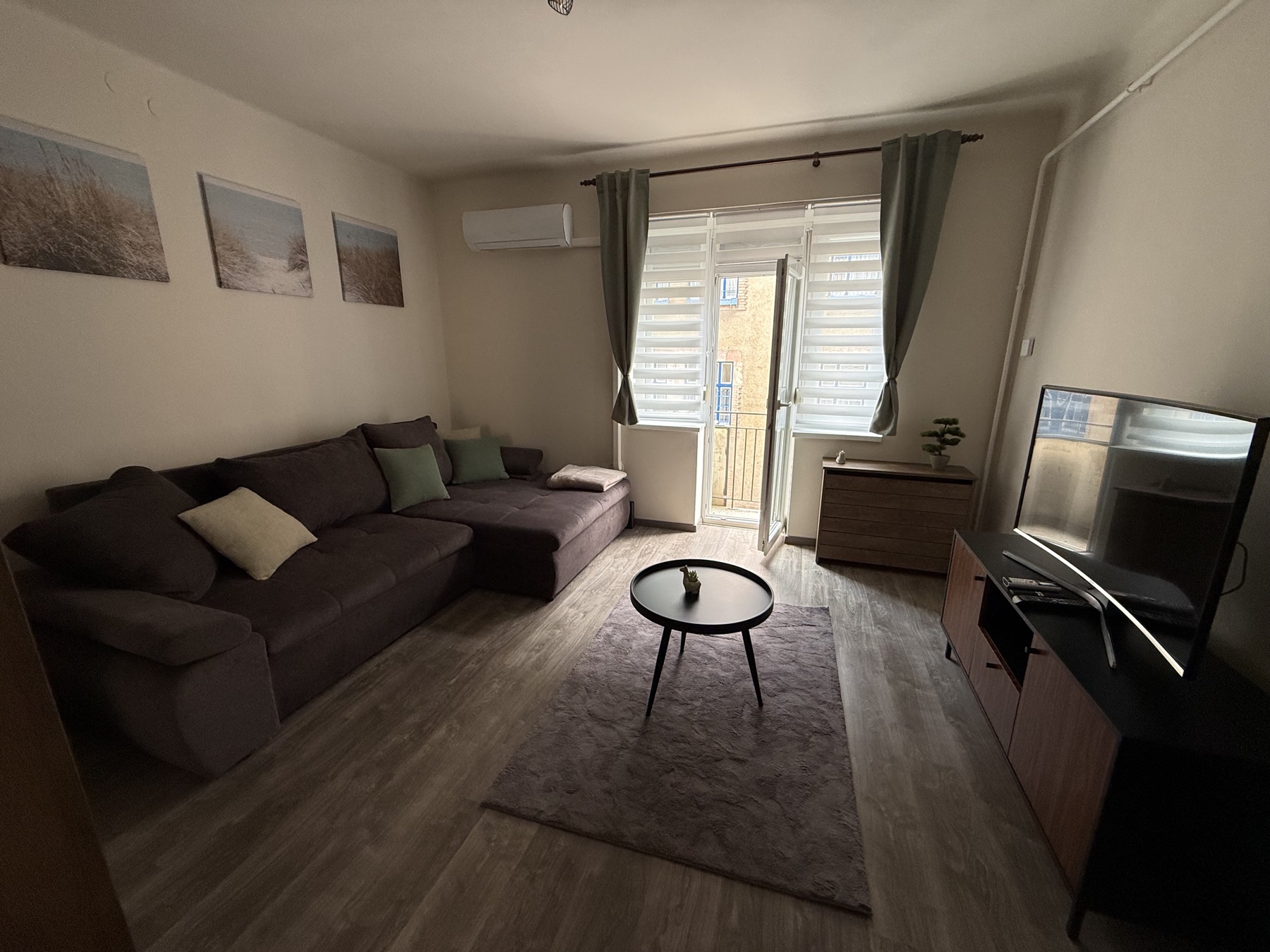 Az Ujhazi Studio világos nappalija